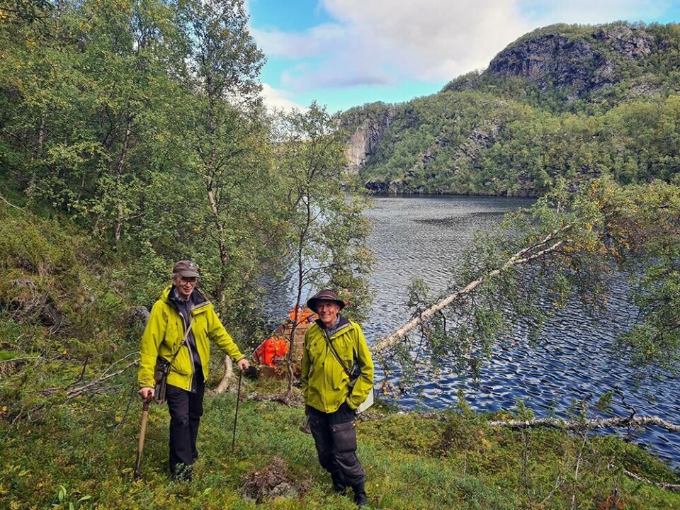 Forskerne Lars Olsen (t.v.) og Odleiv Olesen i Finnmark. Her ved en ustabil fjellside, cirka tre kilometer sør for Altadammen.