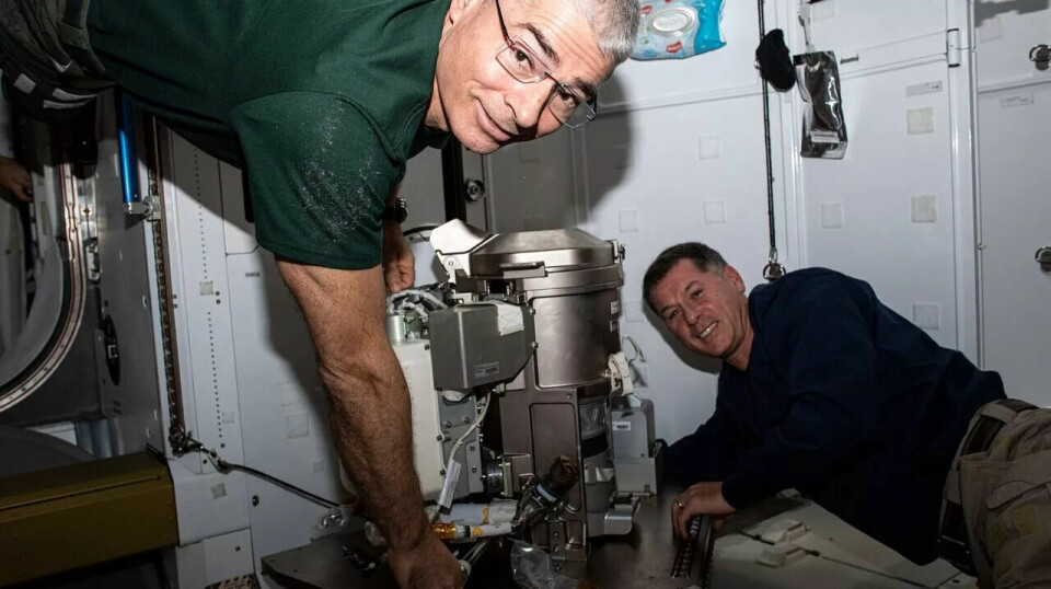 På ekspedisjon 65 jobbet de to astronautene Mark Vande Hei (til venstre) og Shane Kimbrough sammen for å installere et nytt toalett på ISS
