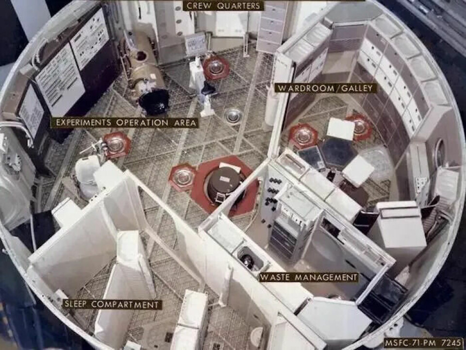 Her ses treningsmodulen Skylab med soverom, dusj i midten, spiserom og avfallshåndteringssenter, der toalettet var montert på veggen.