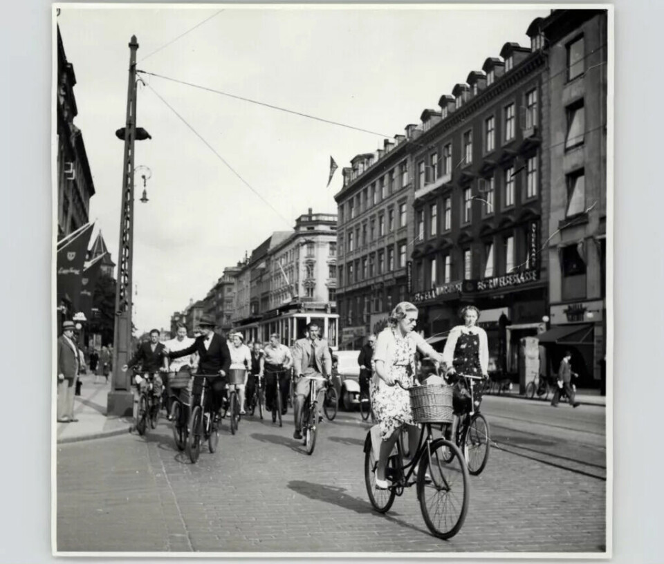 På bildet fra 1938 kan du se to metallstenger på damesykkelen. På den tiden var kvinnesykkelen et symbol på kvinnefrigjøringen i Danmark, siden den ga kvinnene selvstendighet og frihet til å bevege seg rundt.