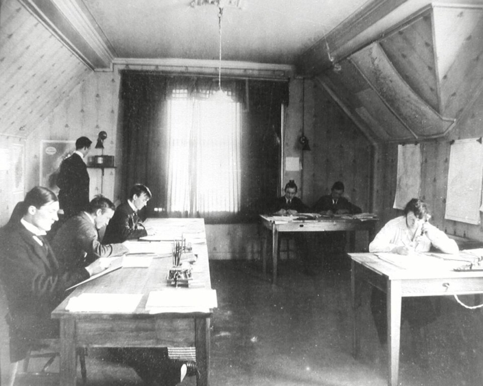 I Allegaten 33 i Bergen sitter unge meteorologer i 1919 og utarbeider noen av de aller første brukbare værmeldingene for neste dag.