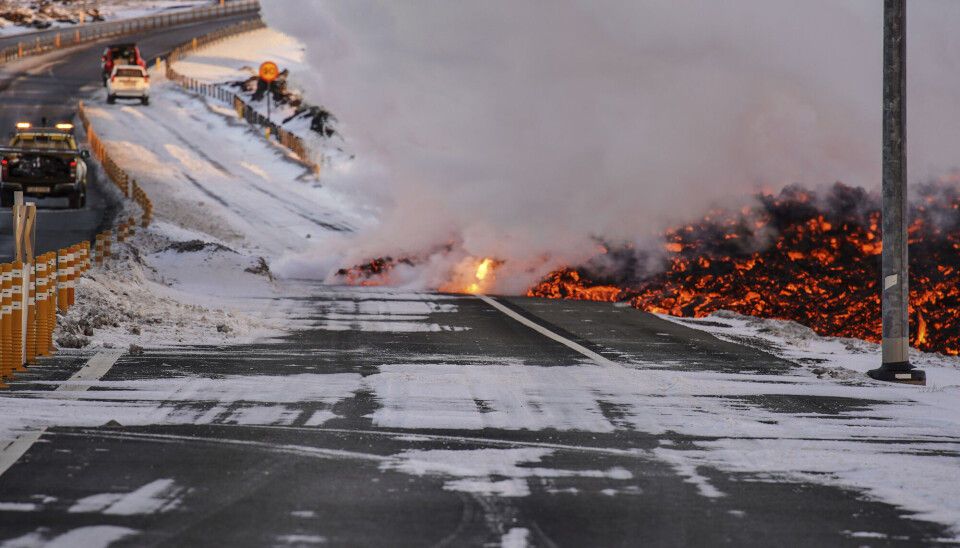 Sprekken som det renner lava ut av, er om lag tre kilometer lang, opplyser den islandske kystvakten som har fløyet over utbruddet. Ifølge kystvakten ser lavastrømmen ut til å være mindre enn utbruddet 18. desember i fjor.