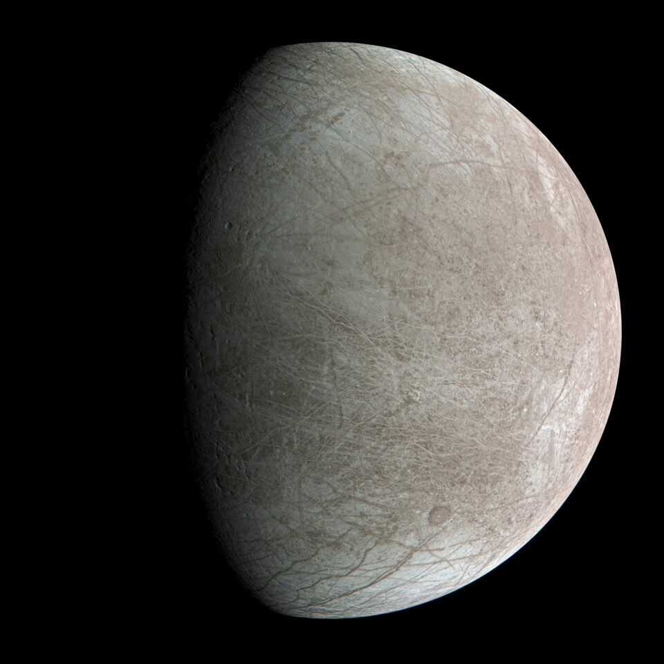 Ismånen Europa. De mørke stripene kan stamme fra salter i havet under isen. Det er en av de aller glatteste objektene i solsystemet.