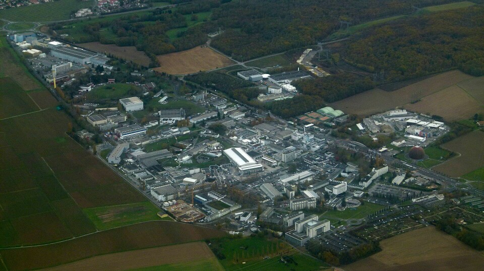 CERN-anlegget sett fra luften. Den store maskinen er under bakken.