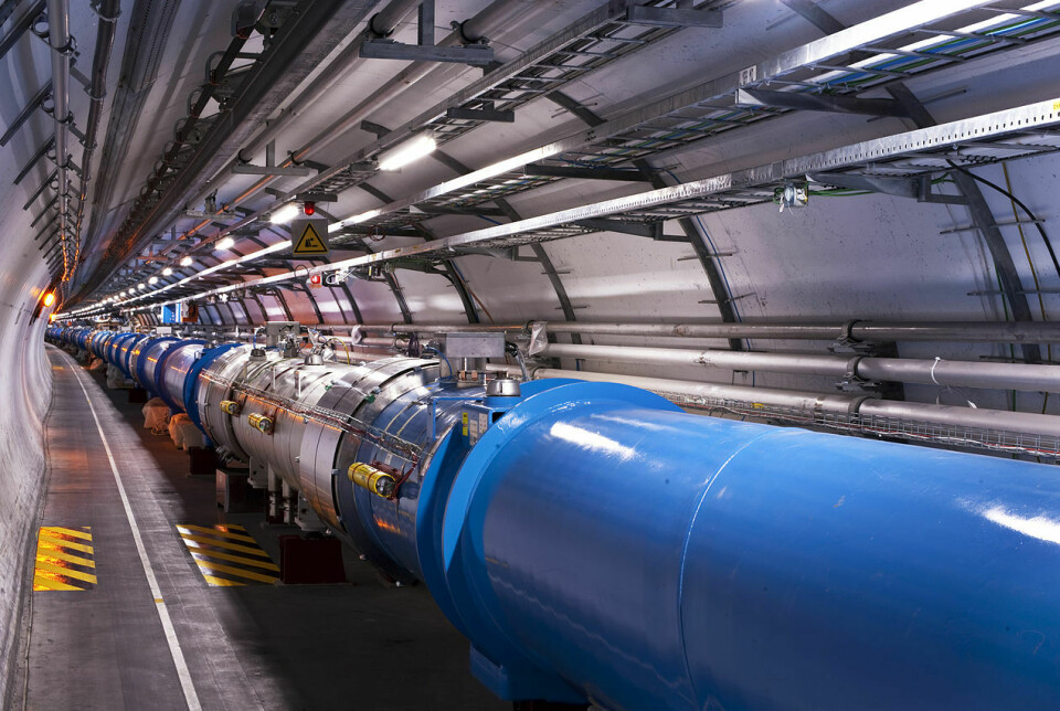 Slik ser det ut nede i LHC-tunellen. Inne i rørene sendes partikler i stor hastighet rundt og rundt.
