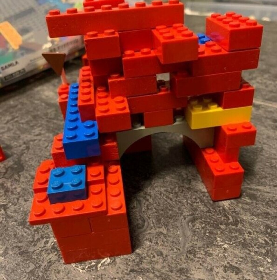 Barna ble de oppfordret til å tegne og bygge hva de likte og hva de savnet. Her en legoborg.