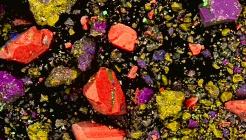 Bildet viser pigmentets mineralogiske sammensetning. Den er forsterket i farger som viser de forskjellige mineralene: hematitt (rød), mangan (gul), kvarts (rosa) og blyglans (grønn).