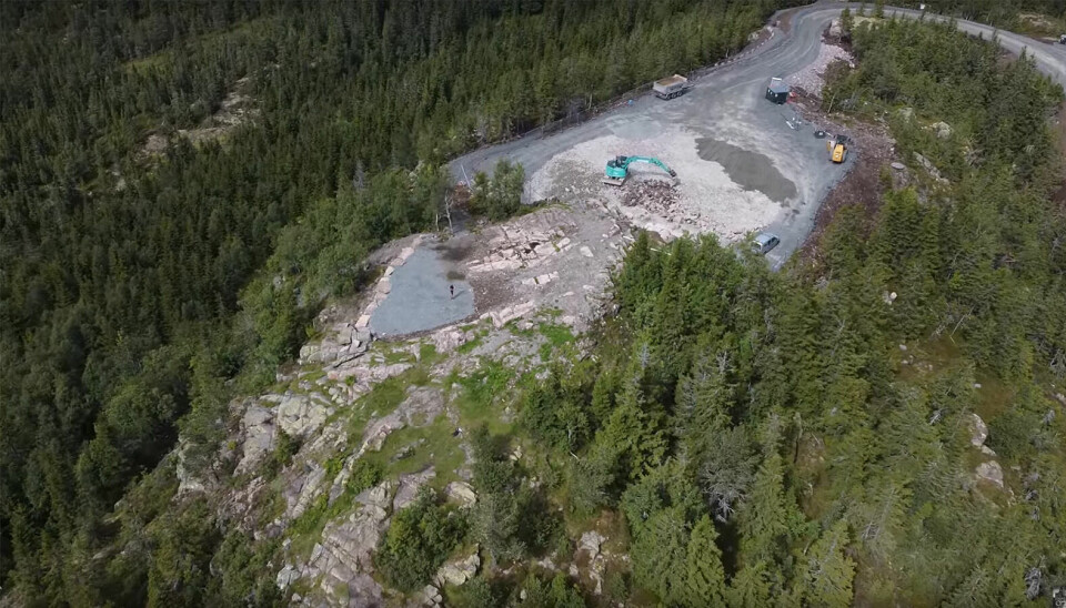 Dronebilde som viser anlegg og utbygning som ødelegger naturområdet.