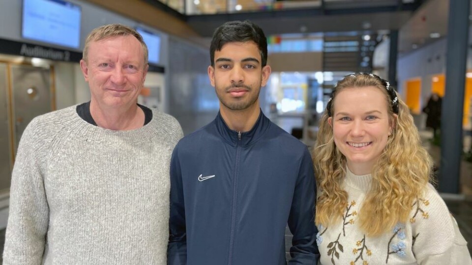 Forsker Eyvind Elstad (til venstre), skoleelev Abdul Hafiz og lærer og IKT-veileder Nina Eriksdatter ivrer alle på hvert sitt vis for generativ kunstig intelligens.