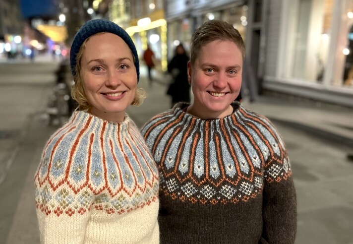 «Vi vil vise fram hva vi har før vi mister det.» Dette er motivasjonen til søstrene Rakel og Rebekka Nystabakk, som står bak dokumentaren SAU. Søstrene har vokst opp på en gård i Sørfold i Nordland på 80- og 90-tallet. Det var mange bruk i drift i bygda på den tida. Nå er det bare ett bruk igjen. Her er søstrene avbildet før verdenspremieren på Tromsø International Filmfestival i januar, ikledd 'Rakel-genseren'.