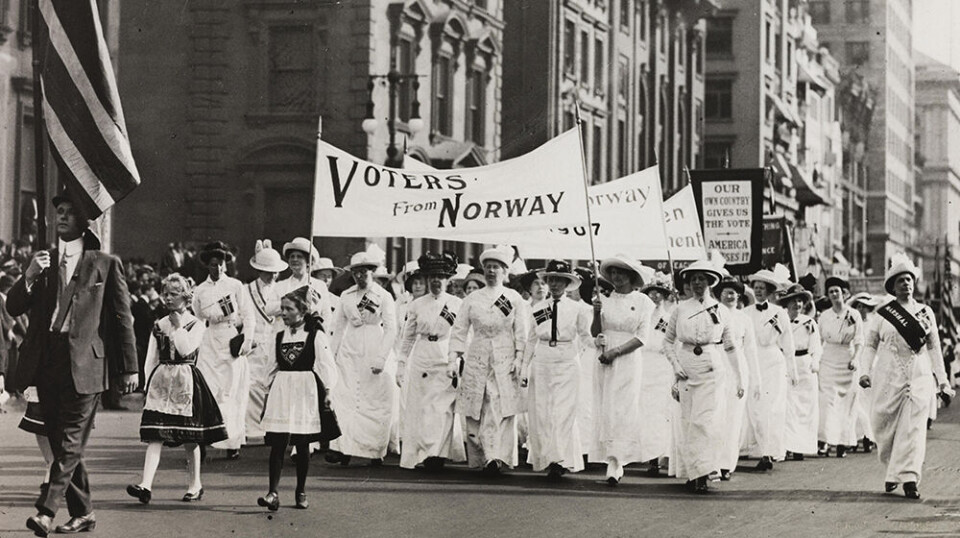 Fra 1890 til 1913 var spørsmålet om kvinner skulle få stemmerett, oppe til behandling i Stortinget hele 15 ganger uten at det ble flertall for en lovendring. Her en norsk delegasjon under en kvinnesaksparade i New York i 1911.
