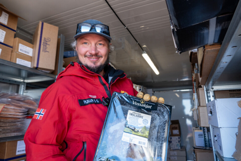 Gullhaug henter matvarer til kjøkkenet i frysecontainere ute på stasjonsområdet. Matlageret skal rekke helt fram til januar 2025, når den neste hovedforsyninga med mat kommer. Litt mat kommer likevel med det første flyet som lander i oktober/november 2024.