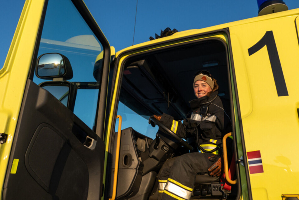 Ekspedisjonslege Julie Syltern i brannbilen på Troll flystripe. En av hovedoppgavene til overvintrerne er å drifte flystripa med alt det innebærer, som for eksempel brann- og redningsberedskap.