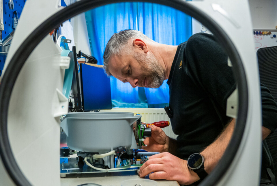 Elektriker Øystein Mæland reparerer en sentrifuge for blodprøver fra legekontoret.