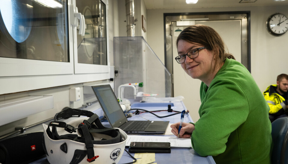 Klimaforsker Hege Beate Fredriksen ombord på forskningsskipet Kronprins Haakon (september 2023) hvor hun laster ned data fra en CTD, et instrument som har gjort målinger i Framstredet mellom Svalbard og Grønland. Fredriksen skal prosessere dataene som brukes i klimaforskning.