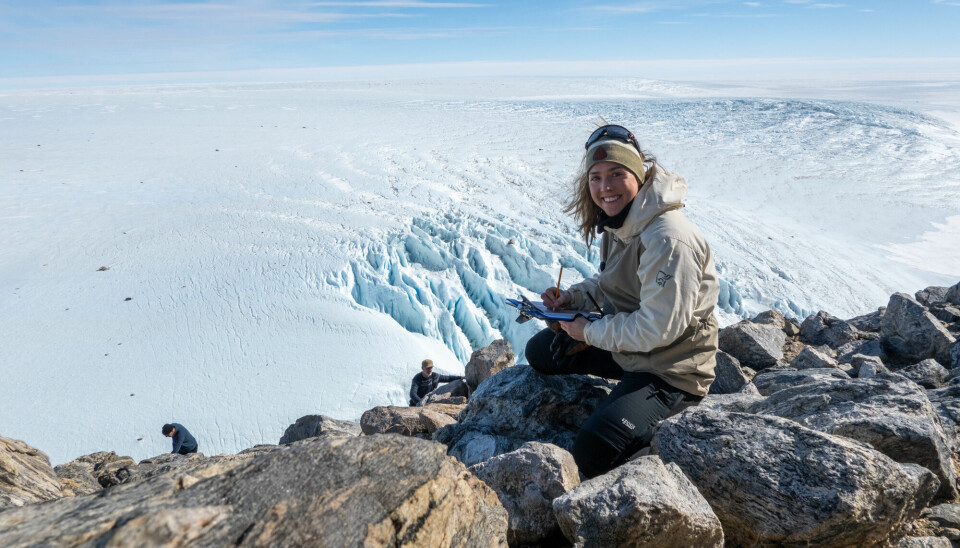 Ekspedisjonslegen på Troll forskningsstasjon har ansvaret for å overvåke bestandene med snøpetrell som hekker i nærheten av stasjonen. Her er Julie Syltern på fugletelling på nunataken Klovningen i januar 2024.