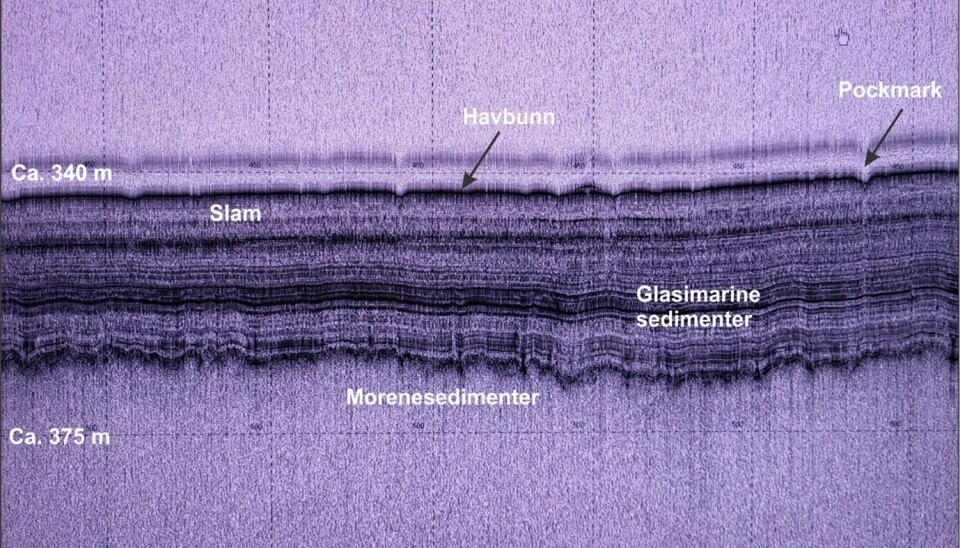 Svart-hvitt bilde som viser havbunnens sedimenter på 340 meters dyp til 375 meters dyp.