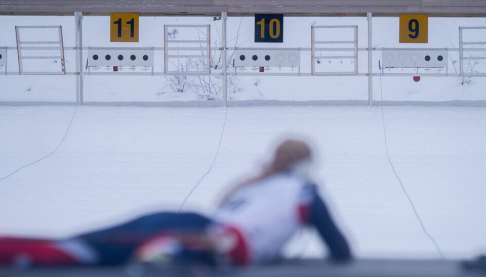 Kvinnelig skiskytter på liggende skyting