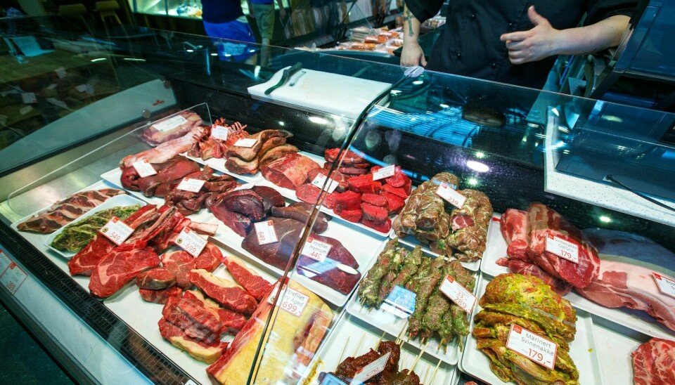 Kjøttdisken i en butikk med forskjellige typer rødt kjøtt. Noe er marinert og grønt på farge.