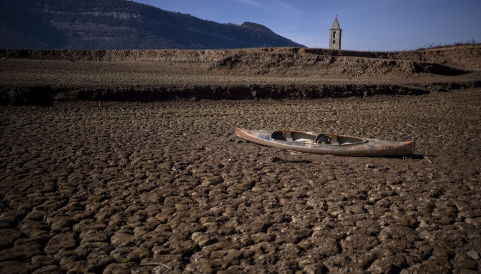 En forlatt kano i et uttørket vannreservoar nord for Barcelona i Spania i januar. Spania er et av landene i Europa som er hardest rammet av klimaendringene. Grunnen som kanoen ligger på, er oppsprukket og brun.