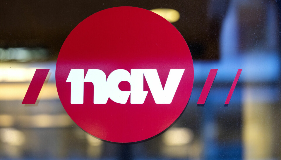Nav-logoen i hvitt med rød bakgrunn.
