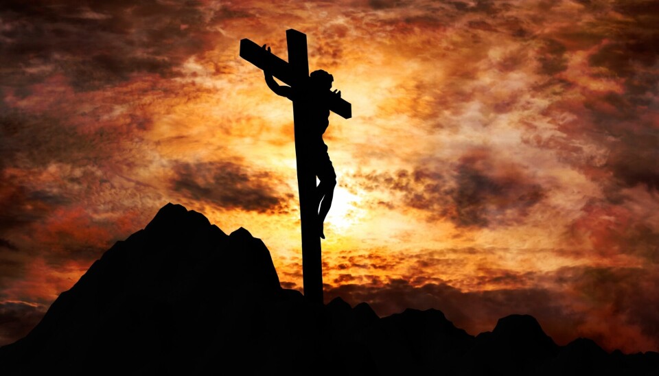 Jesus på korset i solnedgang.