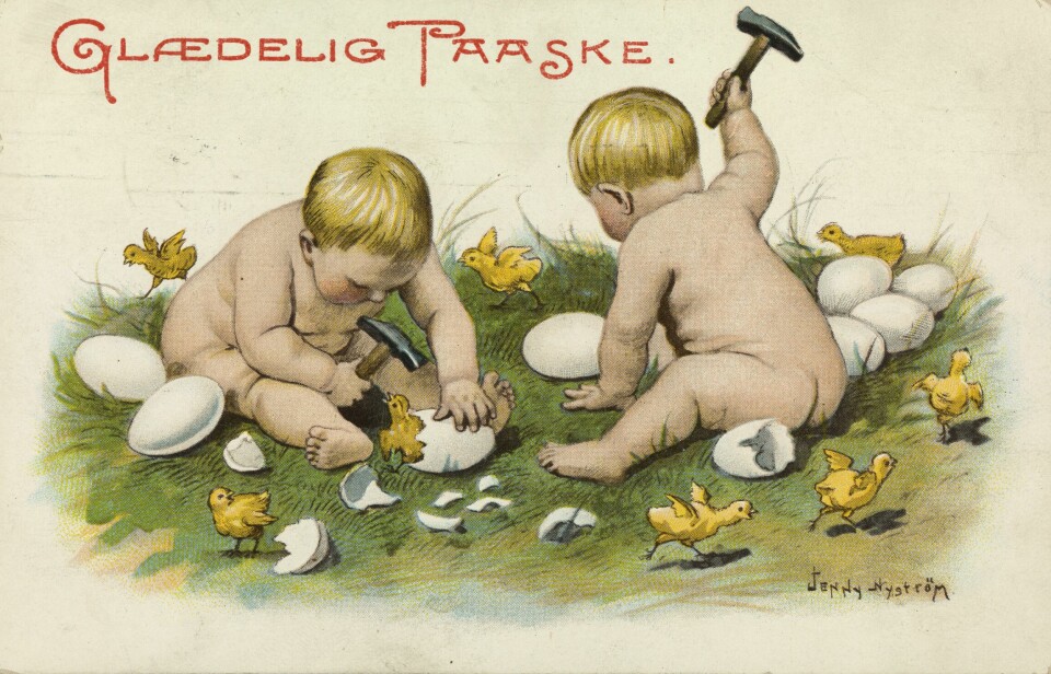 Et gammelt postkort med påskriften 'Glædelig paaske' viser en illustrasjon av to nakne småbarn som knuser egg med hammer. Ut kommer levende, gule kyllinger.