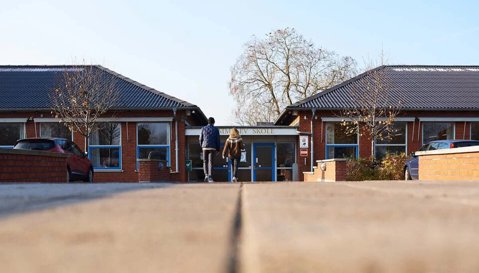 To personer på vei inn mot en skole