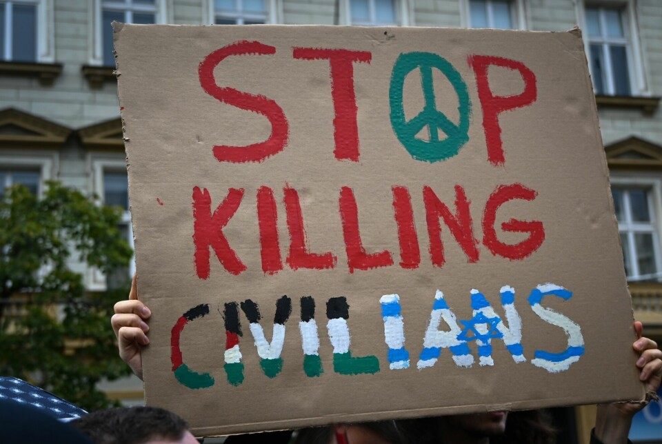 Plakat med 'Stop killing civilians'