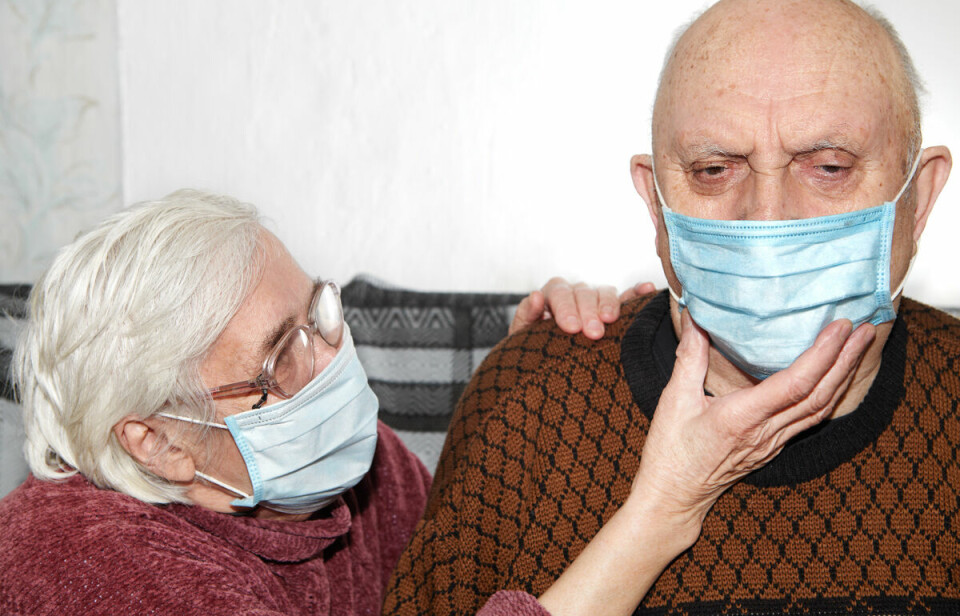 To eldre personer med munnbind