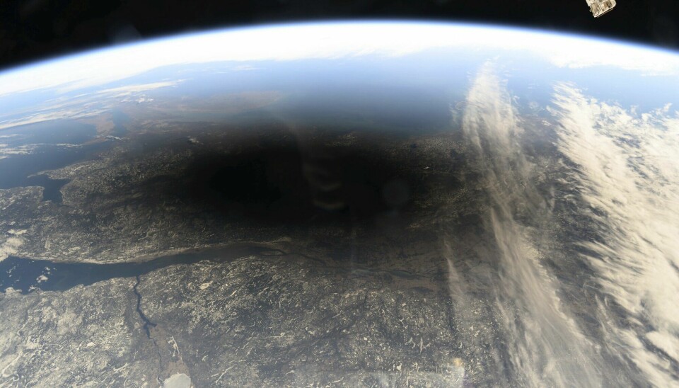 Et svart område dekker noe av jordkloden.