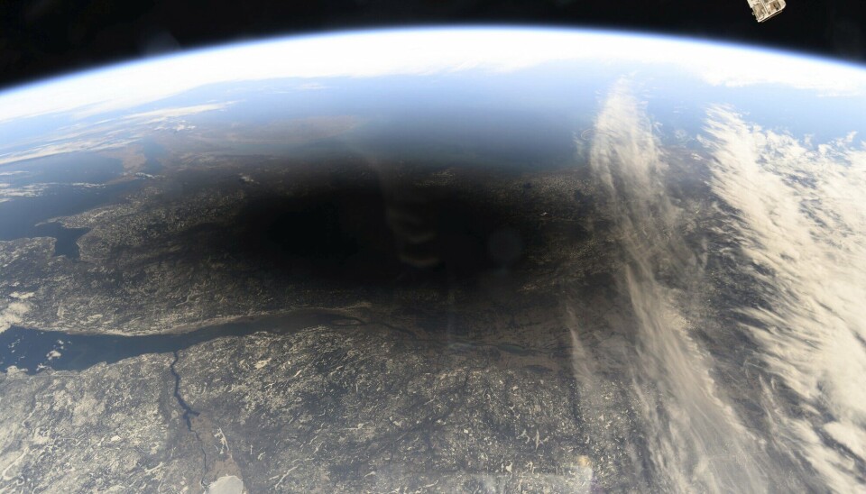 Astronautene Matthew Dominick og Jeanette Epps tok bilde av solformørkelsen over deler av Canada og USA 8. april 2024, slik den var synlig fra Den internasjonale romstasjonen Et svart område dekker noe av jordkloden.