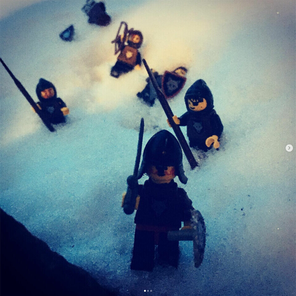 Lego-figurer i snøen.