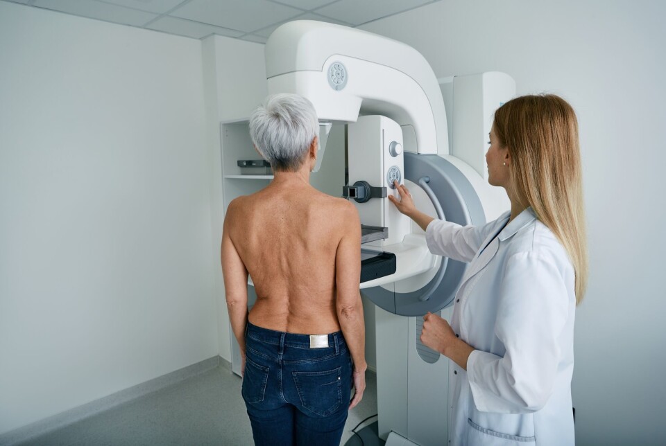 En ny modell bruker kunstig intelligens (KI) for å finne brystkreft på mammografibilder. Kvinne og helsearbeider ved mammografimaskin.