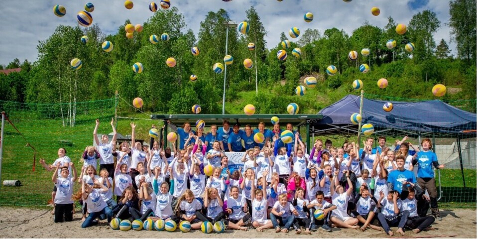 Barn på sandvolleyballskole ledet av studenter ved Universitetet i Sørøst-Norge.
