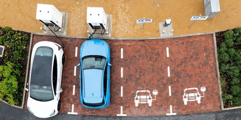 Dronebilde av ladestasjon med to biler.