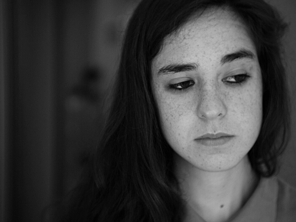 Illustrasjonsfoto viser portrett av ung kvinne som ser trist ut.