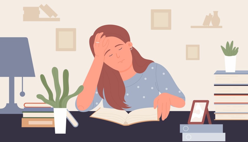 Tegning av kvinne med langt, brunt hår og blå genser med hvite prikker. Hun sitter ved et skrivebord med en åpen bok mens hun holder seg for pannen med lukkede øyne.