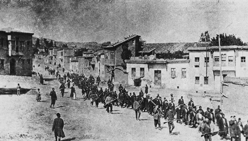 Bildet viser armenske menn som i 1915 føres ut av byen Harput for å bli henrettet. Folkemordet på de kristne armenerne foregikk i det osmanske riket under det ungtyrkiske styret i 1915 og 1916. Anslagene over antall døde varierer fra 400 000 til litt over 1,5 millioner. Overgrepene skjedde i ly av første verdenskrig under det osmanske rikets siste dager. Mens holocaust er fullt erkjent av Tyskland, blir folkemordet på armenerne fortsatt benektet av Tyrkia.