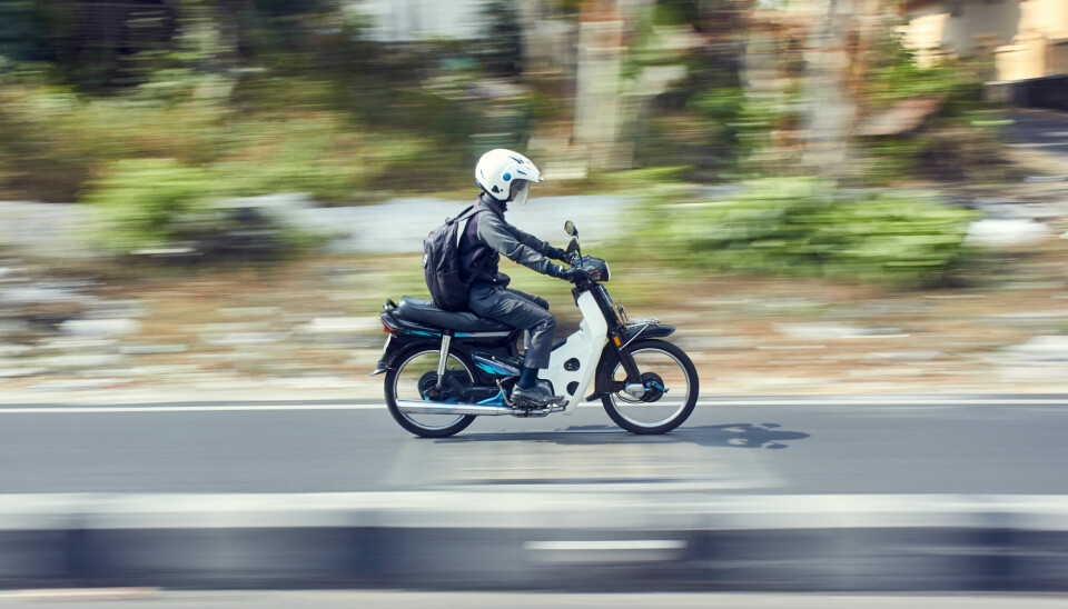 Ungdom på moped i fart