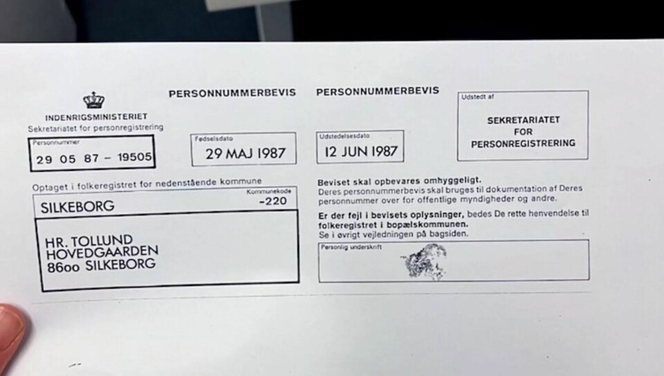 På personnummerbeviset står det 'Herr Tollund, Hovedgaarden, 8600 Silkeborg' og fødselsdato 29. mai 1987.