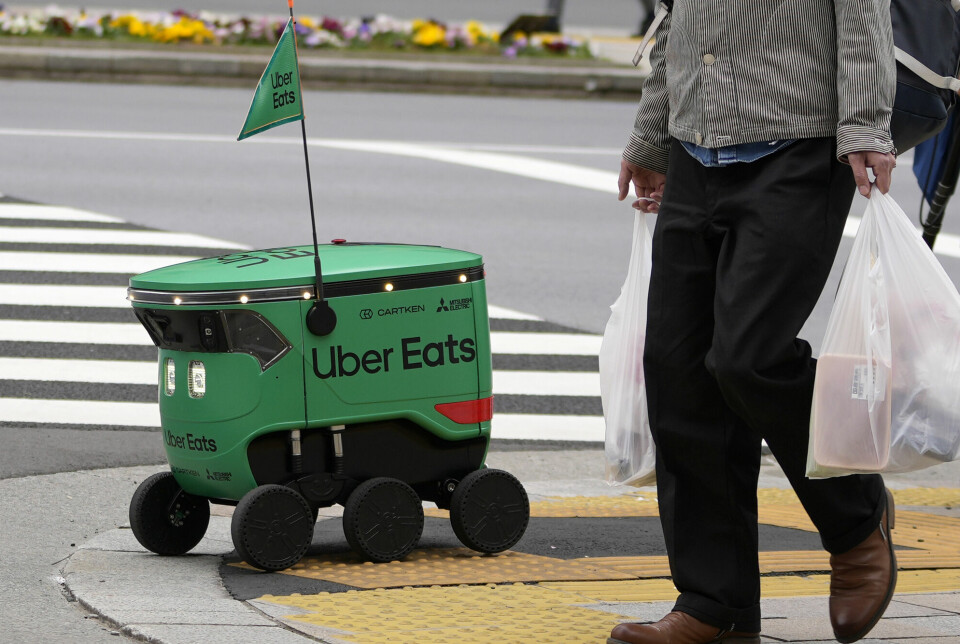 En liten robot med hjul med påskriften 'Uber Eats'.