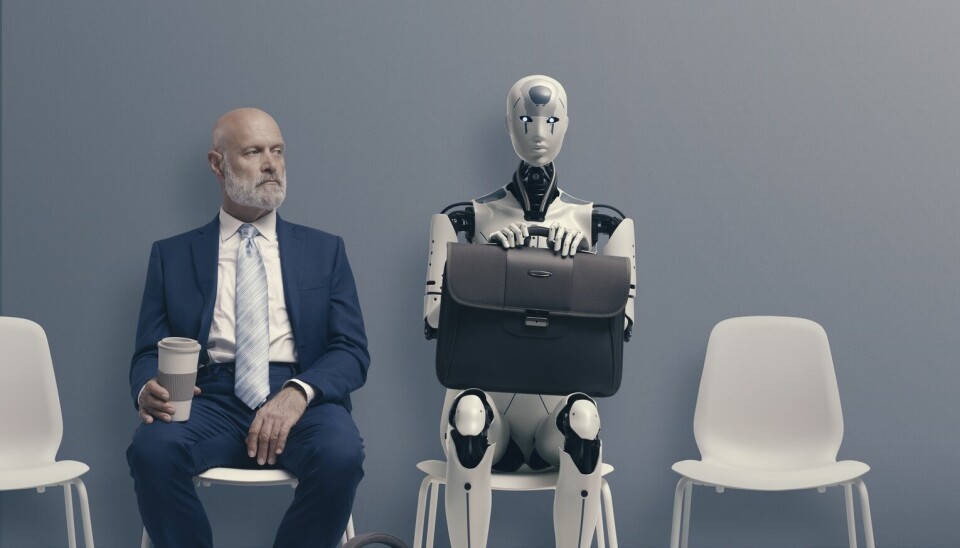 Et menneske og en robot venter på jobbintervju.