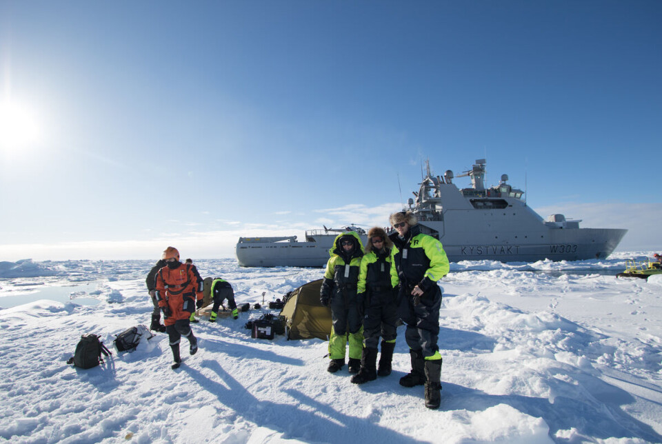 Ikke alt gikk som planlagt da Synne Frydenberg og forskerteamet hennes mønstret på kystvaktfartøyet KV «Svalbard». Forskerteam foran båt på isen på Svalbard