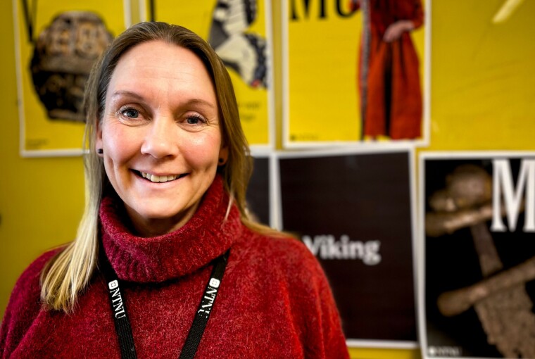 Ellen Grav vil vise fram mange godbiter fra vikingtiden når en ny utstilling åpner i sommer. Bildet viser Ellen Grav på kontoret hennes.