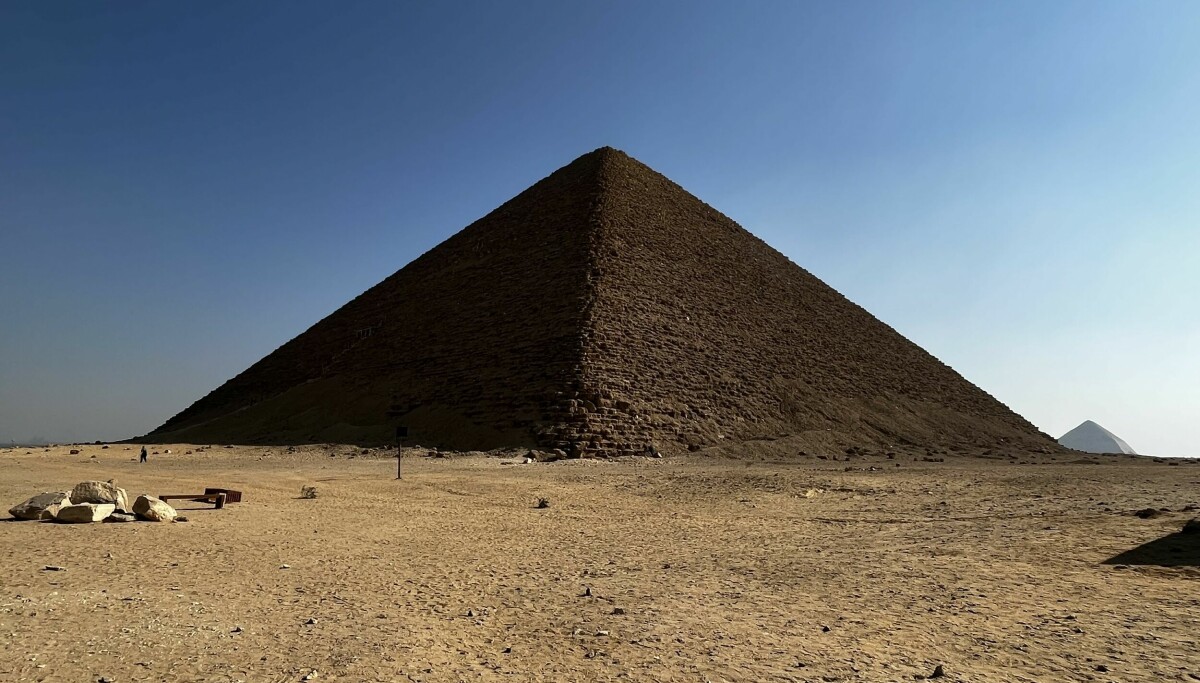 Hvorfor ligger så mange pyramider langs en stripe av øde ørken?