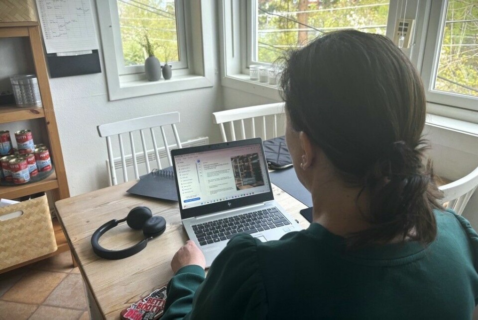 Kvinne med PC i eget hjem