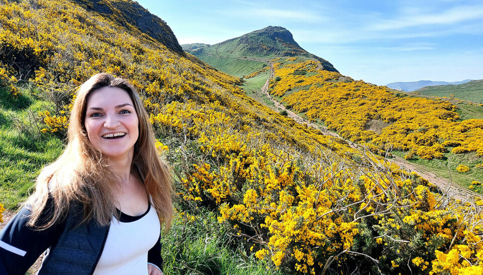 Ved Arthur’s Seat, byfjellet midt i Edinburgh, Skottland, hvor undertegnede er på utveksling. Tenk om treningssentrene våre kunne se mer slik ut! Margrethe smiler på stigen på vei opp til Arthur's Seat.