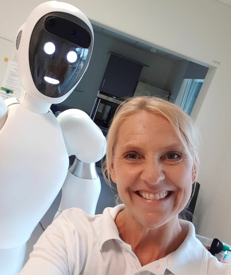 Forsker Linda med en robot