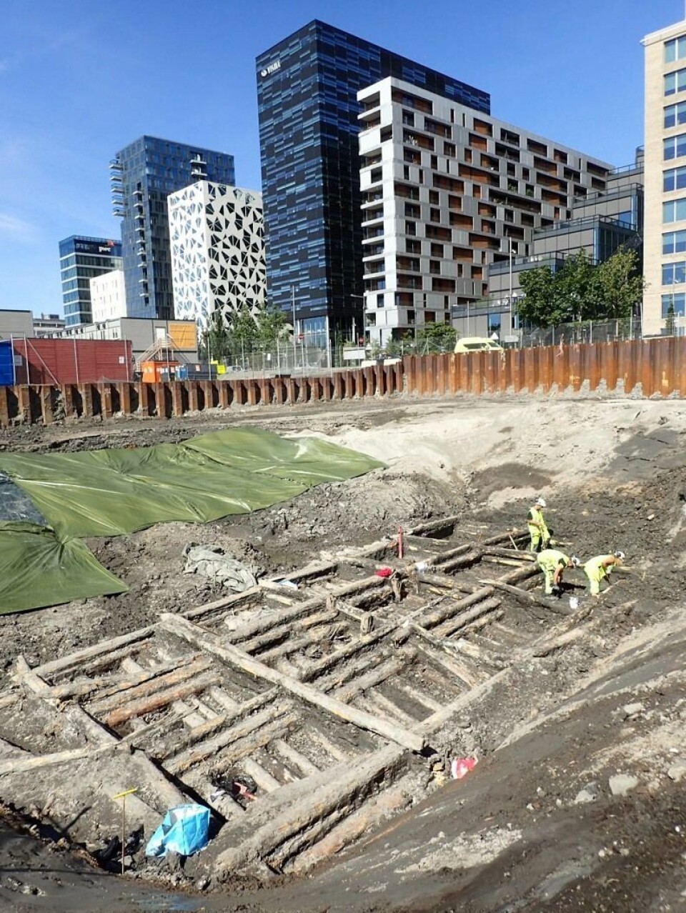 Fremgravde fartøy, bryggefundamenter og gjenstander fra havbunnen og kaifronten i Bjørvika har endret vår forståelse av Oslos utvikling i tidlig etterreformatorisk tid. Her ser vi utgravde bolverksfundamenter for 1500-talls brygger med Barcode-rekken i bakgrunnen.